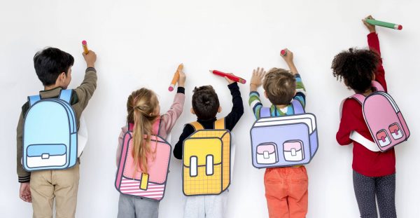 enfant entrain d'écrire sur un tableau, les fournitures fournis par la mairie seront données le jour de la rentrée scolaire, Virelade