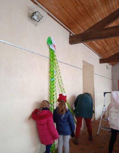 Photo des enfants en train de faire la décoration de Noël à l'école de Virelade