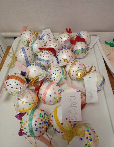 Boules de Noël décorés par les enfants de Virelade