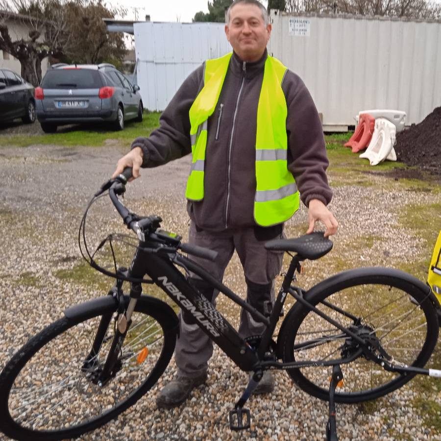 Photo de Ghislain, agent municipal de Virelade, sur son moyen de transport écolo