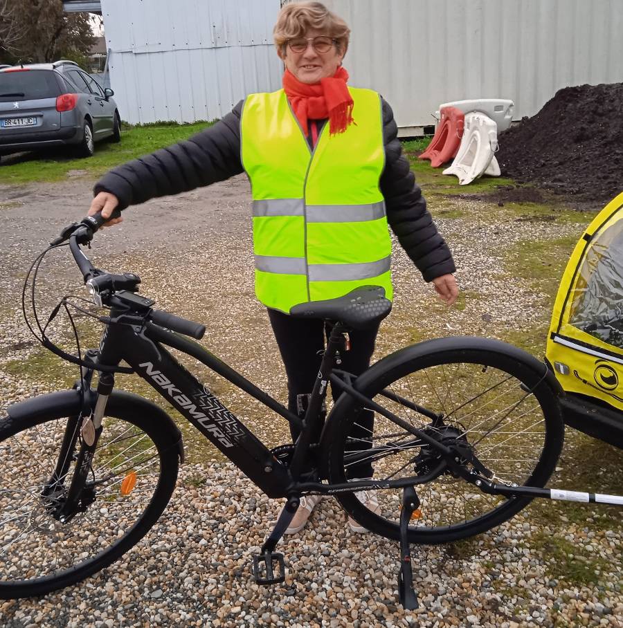 Photo de Nathalie, agent municipal de Virelade, sur son moyen de transport écolo