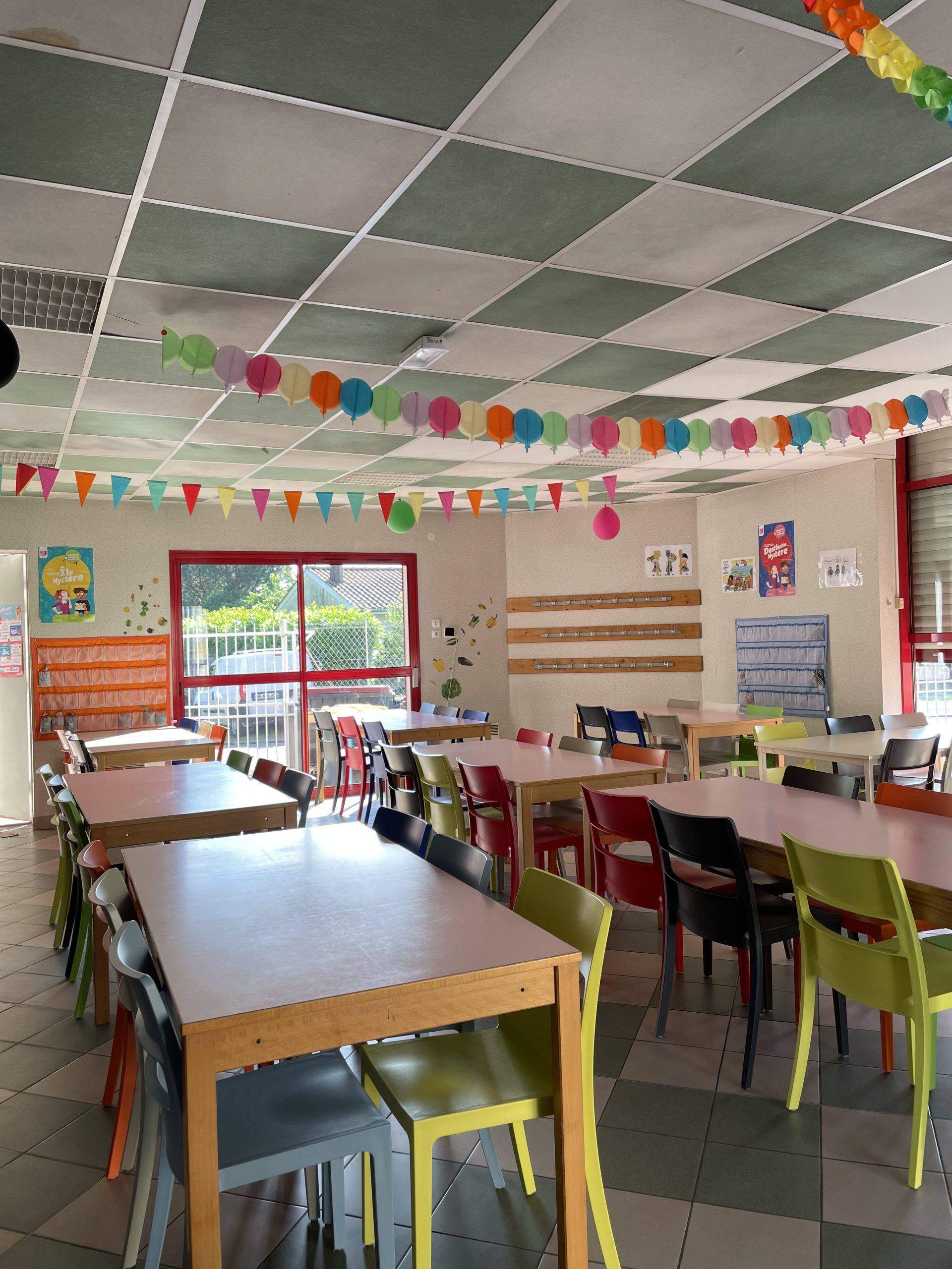 Photo de la cantine de la commune de Virelade, avec places assises par groupe de 6 enfants avec mesure COVID